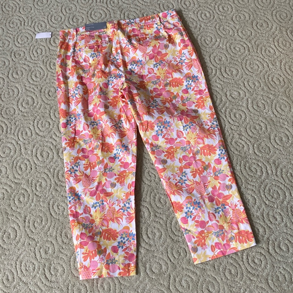 🌸Tropical Print Capris🌸 - Picture 3 of 8